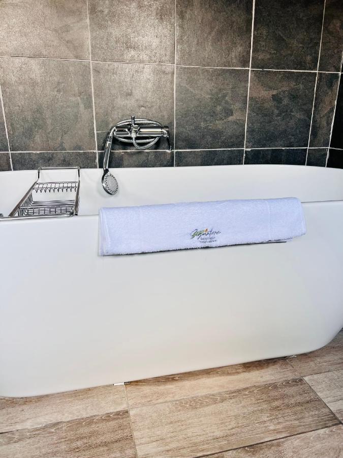 Signature Boutique Guesthouse Maun Exteriör bild